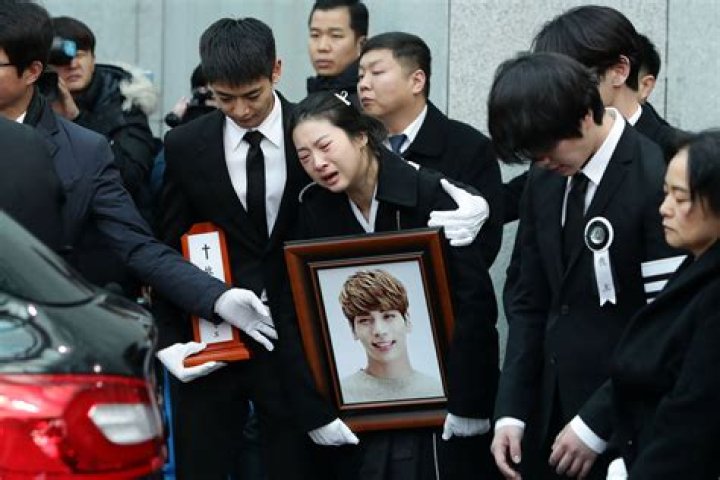 When Is Jonghyun’s Funeral? Details About SHINee Star’s Burial & More – Hollywood Life